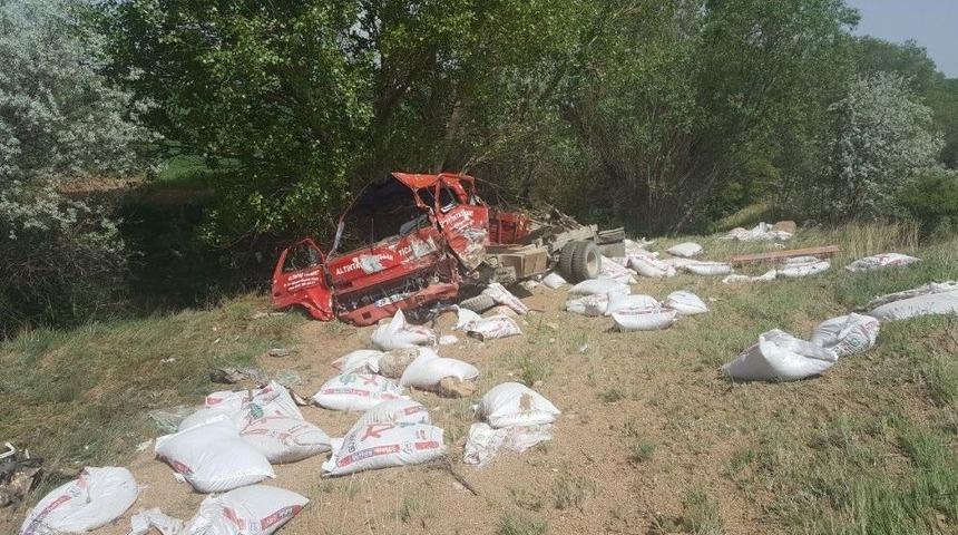 Otomobil İle Kamyonet Kafa Kafaya &Ccedil;arpıştı: 2 &Ouml;l&uuml;, 4 Yaralı