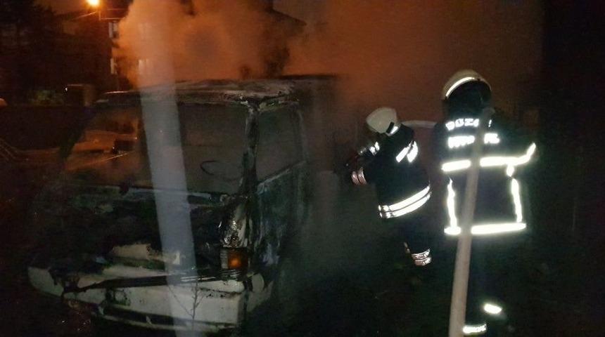 Park Halindeki Minib&uuml;s Gece Ge&ccedil; Saatlerde Yandı