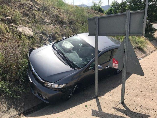 Kontrolden Çıkan Araç Su Kanalına Düştü