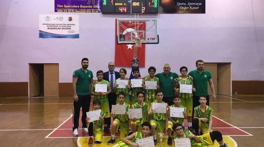 Başak Koleji K&uuml;&ccedil;&uuml;k Erkekler Basketbol Takımı İl Şampiyonu