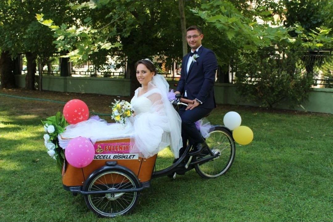 (&ouml;zel) Bisiklet Tutkunu Gelin Ve Damat Nikaha Da Bisikletle Geldi