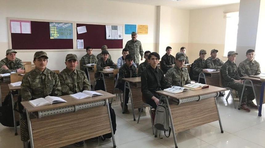 Derslere Kamuflaj İle Girdiler