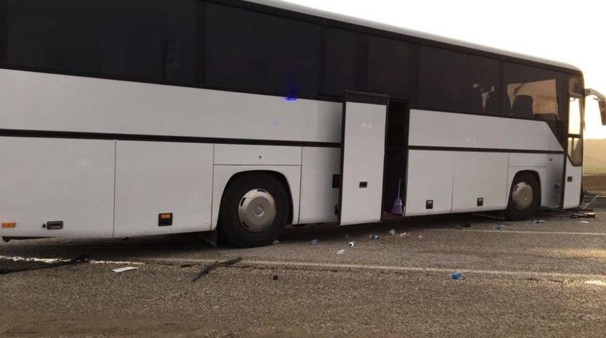 Tur Otob&uuml;s&uuml; Tıra &Ccedil;arptı: 1 &Ouml;l&uuml;, 46 Yaralı