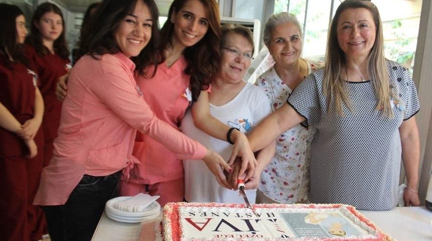 Aydın’da Ebeler Günlerini Pasta Keserek Kutladı