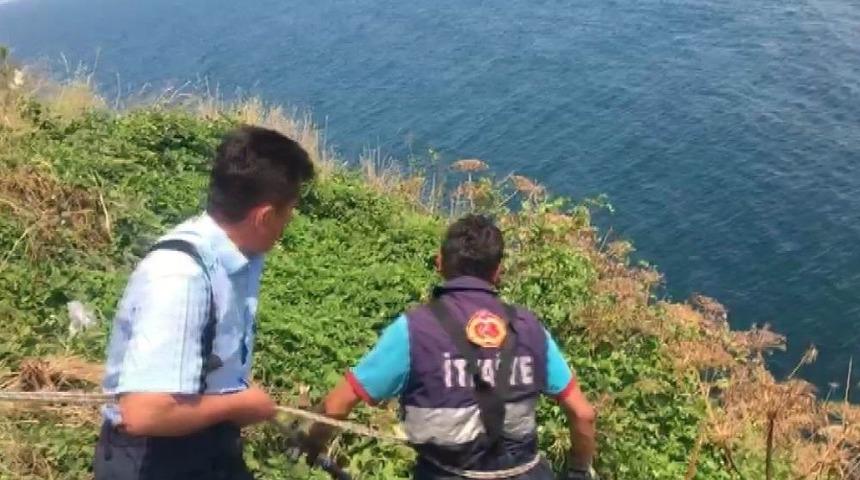 U&ccedil;urum Kenarında Mahsur Kalan K&ouml;peği İtfaiye Kurtardı