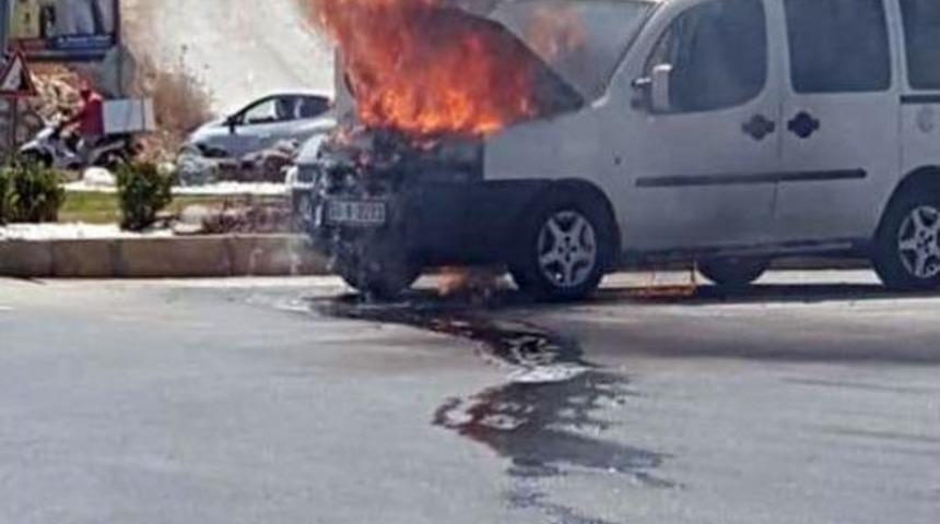 Seyir Halindeki Ara&ccedil; Alev Alev Yandı