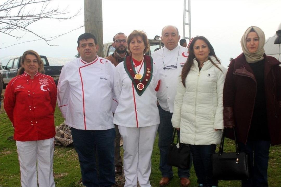 Şef A&ccedil;ılar &Uuml;niformalarını Mehmet&ccedil;ik İ&ccedil;in Giydi