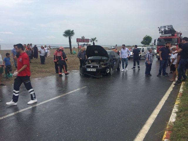 Otomobil Sürücüsü Direksiyon Hakimiyetini Kaybederek Refüje Çıktı: 1 Yaralı 2