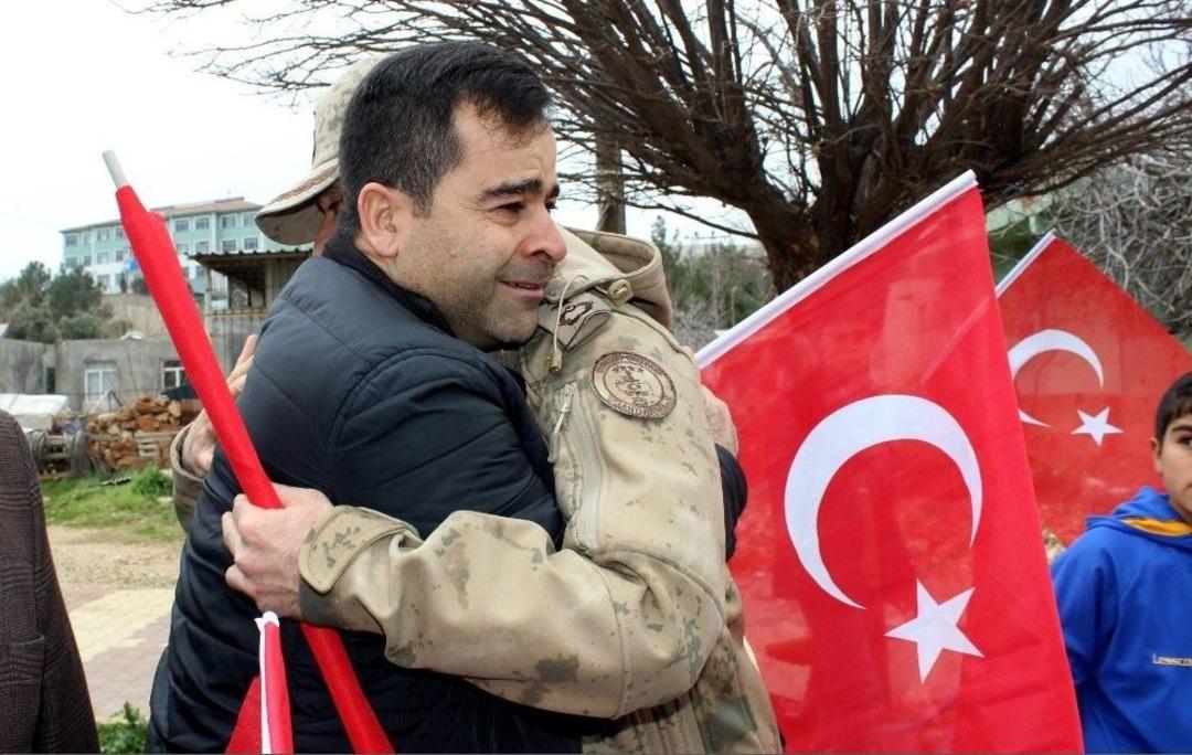 Komutan Vatandaşla Birlikte Ağladı