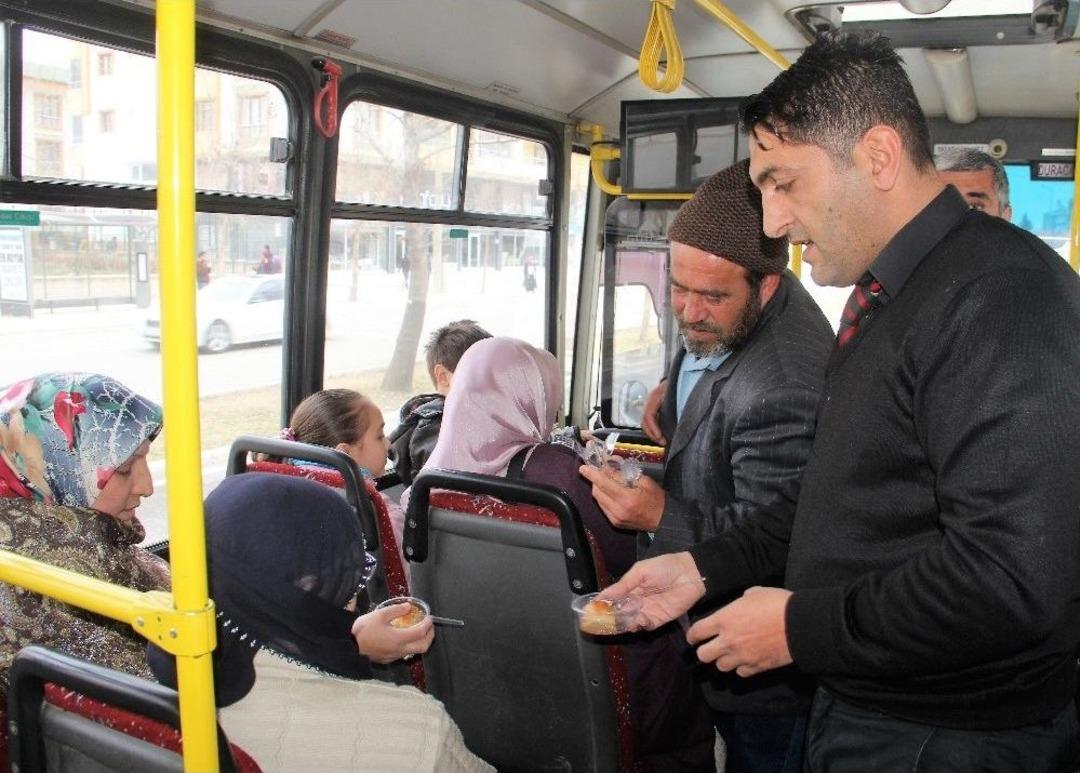 Kahraman Şof&ouml;rle Hayatını Kurtardığı Vatandaş Yolculara Tatlı İkram Etti