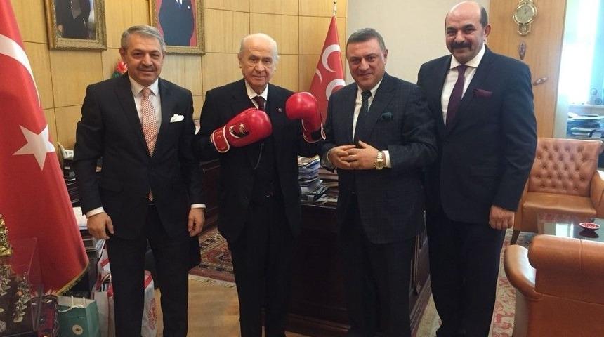 Devlet Bah&ccedil;eli Boks Eldiveni Giydi
