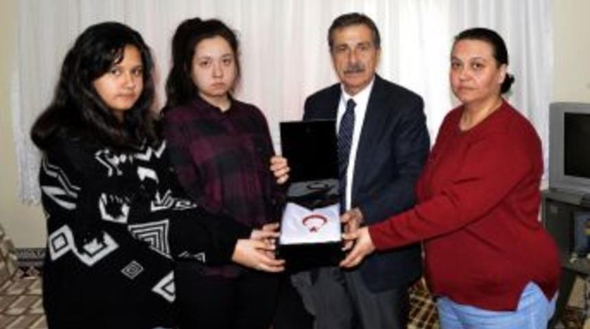 Başkan Ata&ccedil;, Eskişehirli Şehit Serdar Ege&rsquo;nin Ailesini Ziyaret Etti