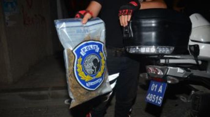 Polis Yolda Atılı Vaziyette 1 Kg Esrar Buldu