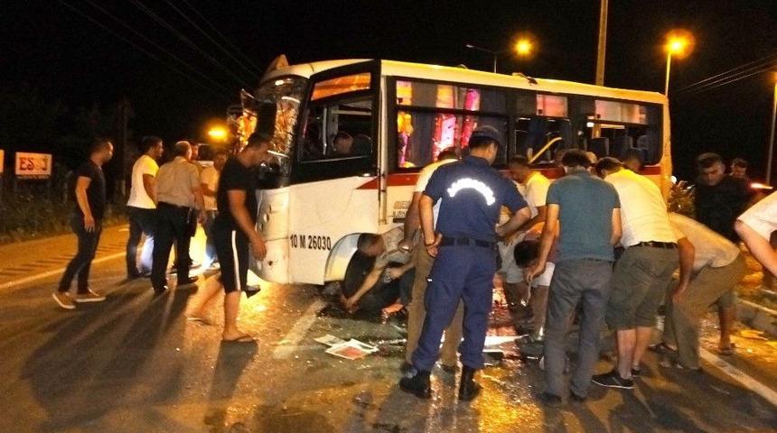 Burhaniye&rsquo;de Kamyon Minib&uuml;se &Ccedil;arptı 10 Yaralı