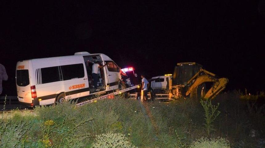 Yolcu Minibüsü İle Kepçe Çarpıştı: 3 Yaralı