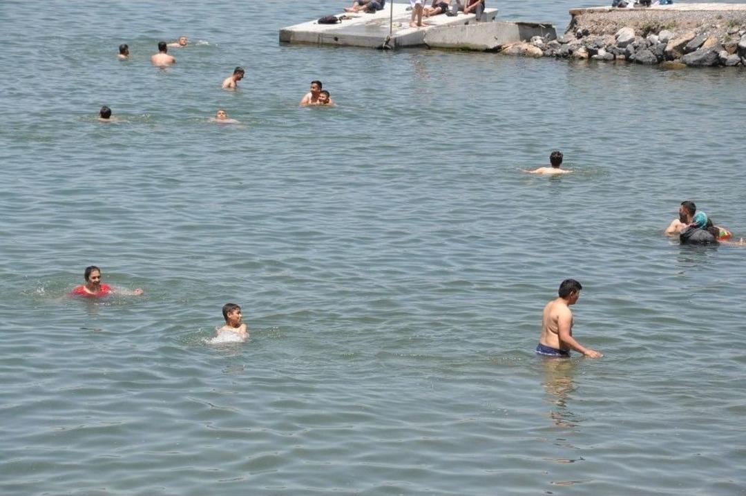 Kars&rsquo;ta Termometreler 30 Dereceyi G&ouml;sterince &Ccedil;ıldır G&ouml;l&uuml;ne Girdiler