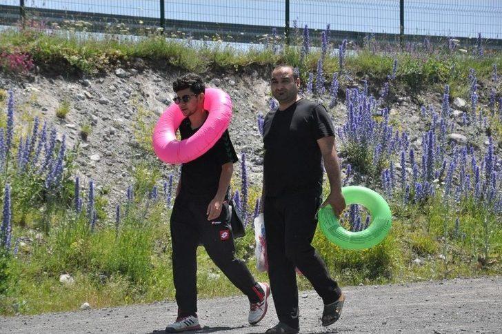 Kars’ta Termometreler 30 Dereceyi Gösterince Çıldır Gölüne Girdiler G2