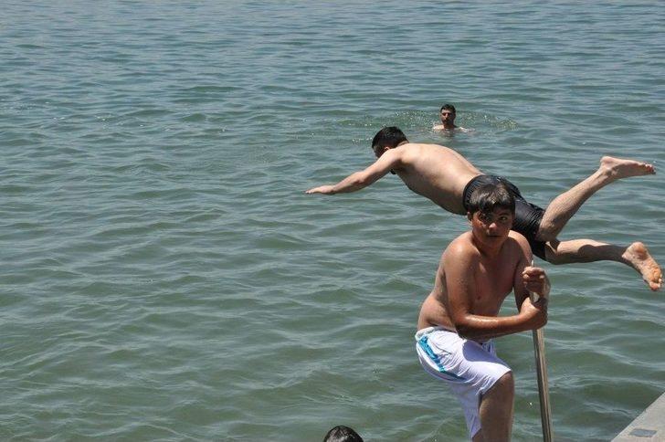 Kars’ta Termometreler 30 Dereceyi Gösterince Çıldır Gölüne Girdiler G3