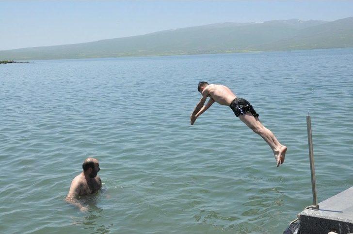 Kars’ta Termometreler 30 Dereceyi Gösterince Çıldır Gölüne Girdiler G4