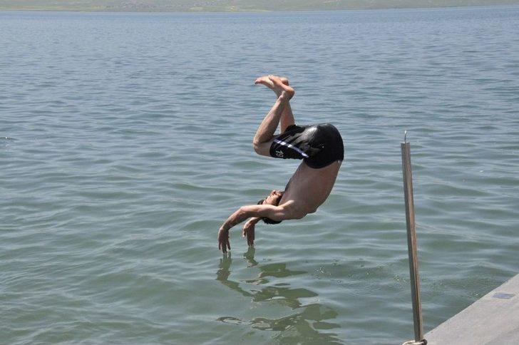 Kars’ta Termometreler 30 Dereceyi Gösterince Çıldır Gölüne Girdiler G5