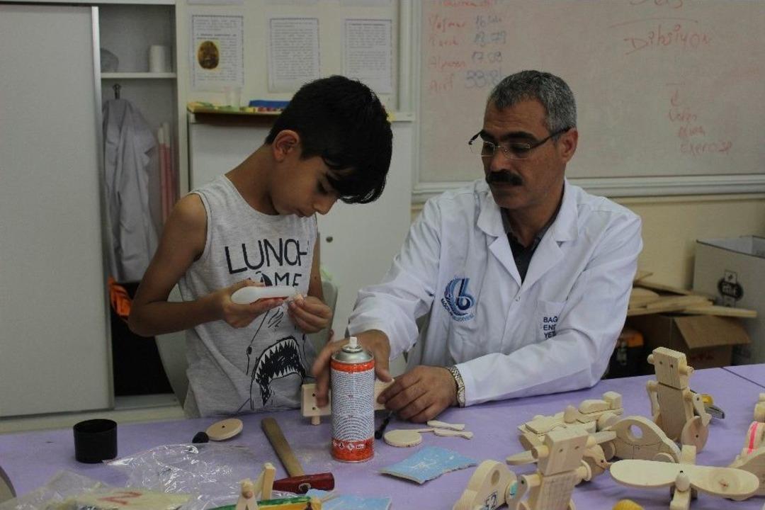 (&ouml;zel) Minikler Tatillerini Suriyeli Yaşıtları İ&ccedil;in Oyuncak Yaparak Ge&ccedil;iriyor