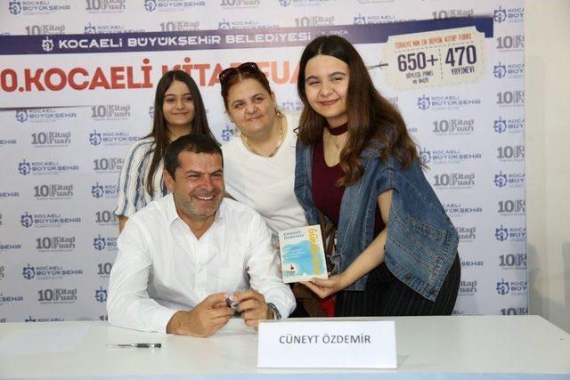Gazeteci Cüneyt Özdemir, Kocaeli Kitap Fuarı’nda Mesleğini Anlattı