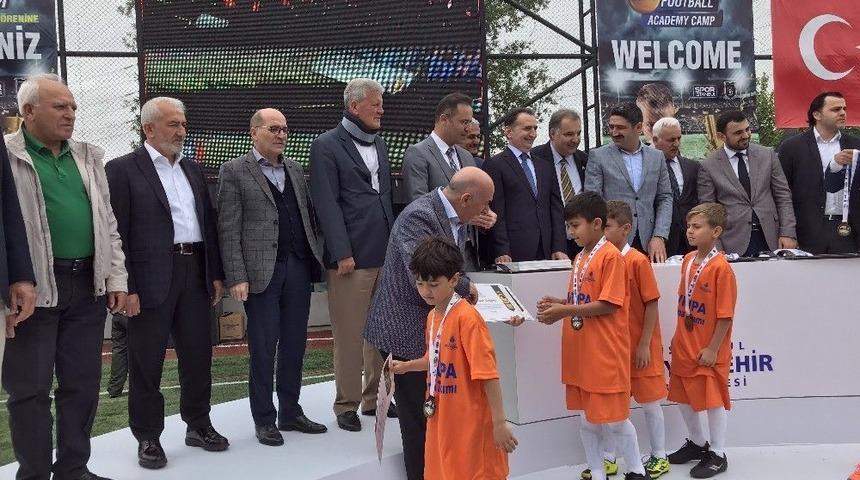 İbb 6. Futbol Akademi Kampı Ödül Töreni İle Sona Erdi