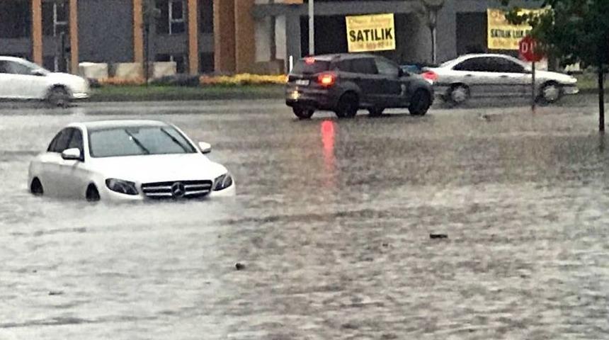 Batman’da Otomobiller Yağmur Suyunda Mahsur Kaldı