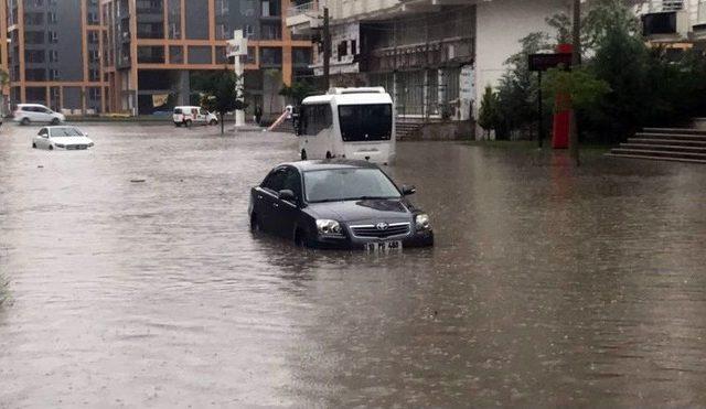 Batman’da Otomobiller Yağmur Suyunda Mahsur Kaldı