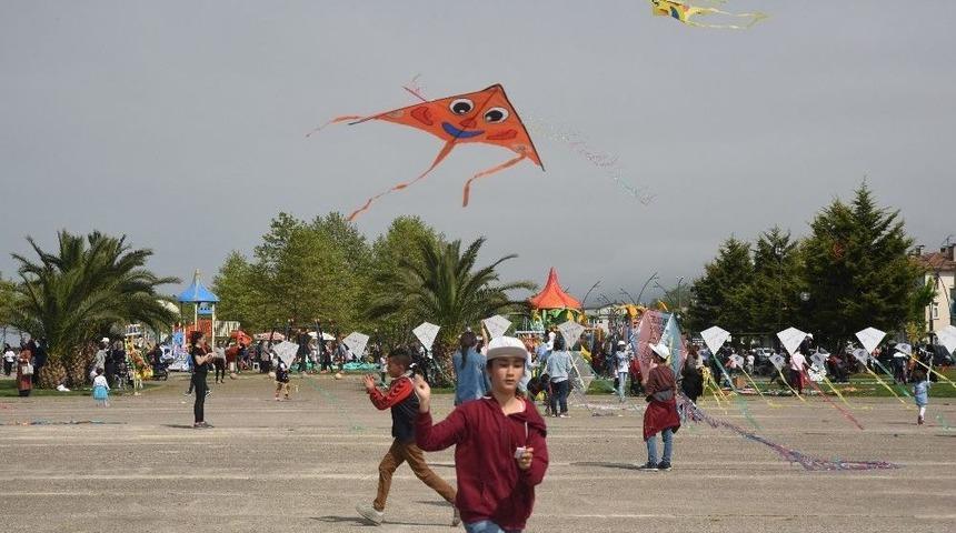 Gökyüzü Uçurtmalarla Renklendi