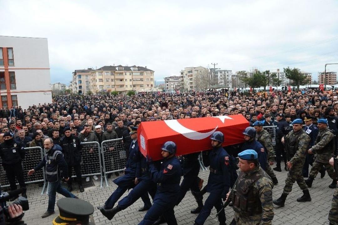Başbakan Yardımcısı Ve Şehit Babası, El Ele Tutuşup, Tekbirlerle Şehidi Uğurladı