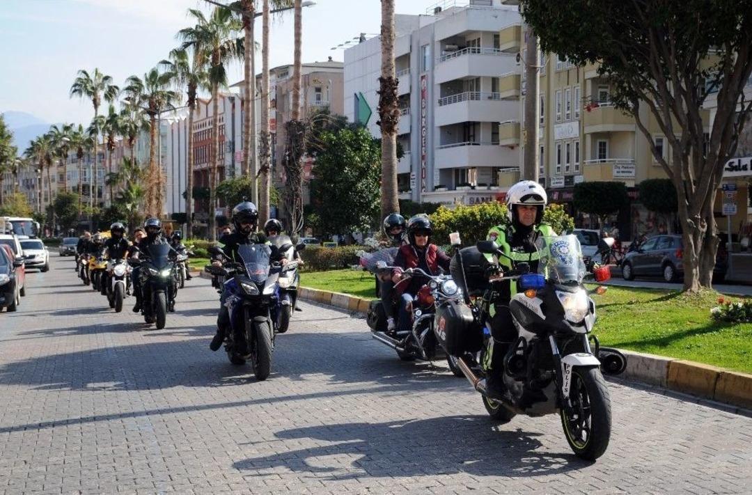 Motosiklet&ccedil;iler Kortej Yaparak Kazada Yaralanan Anne Ve Oğlunu Ziyaret Etti