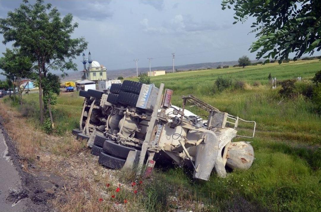 Devrilen Beton Mikserinin S&uuml;r&uuml;c&uuml;s&uuml; Hayatını Kaybetti