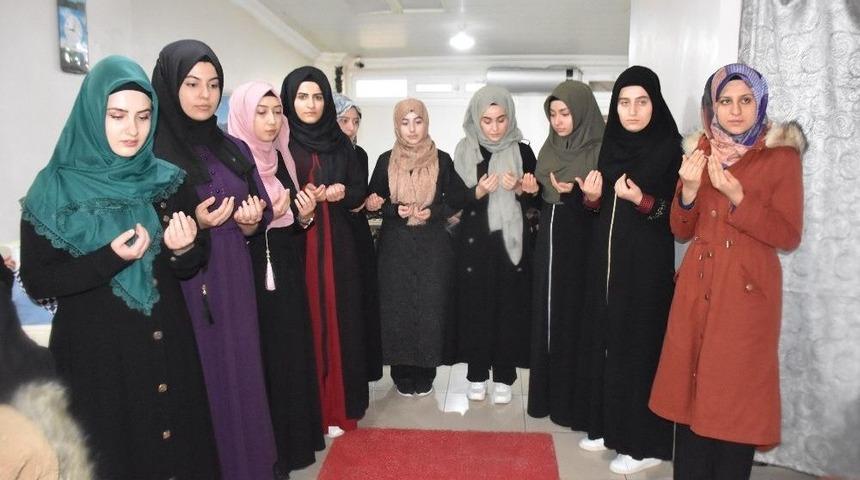 &Uuml;niversiteli &Ouml;ğrenciler Dualarla Umreye Yolcu Edildi