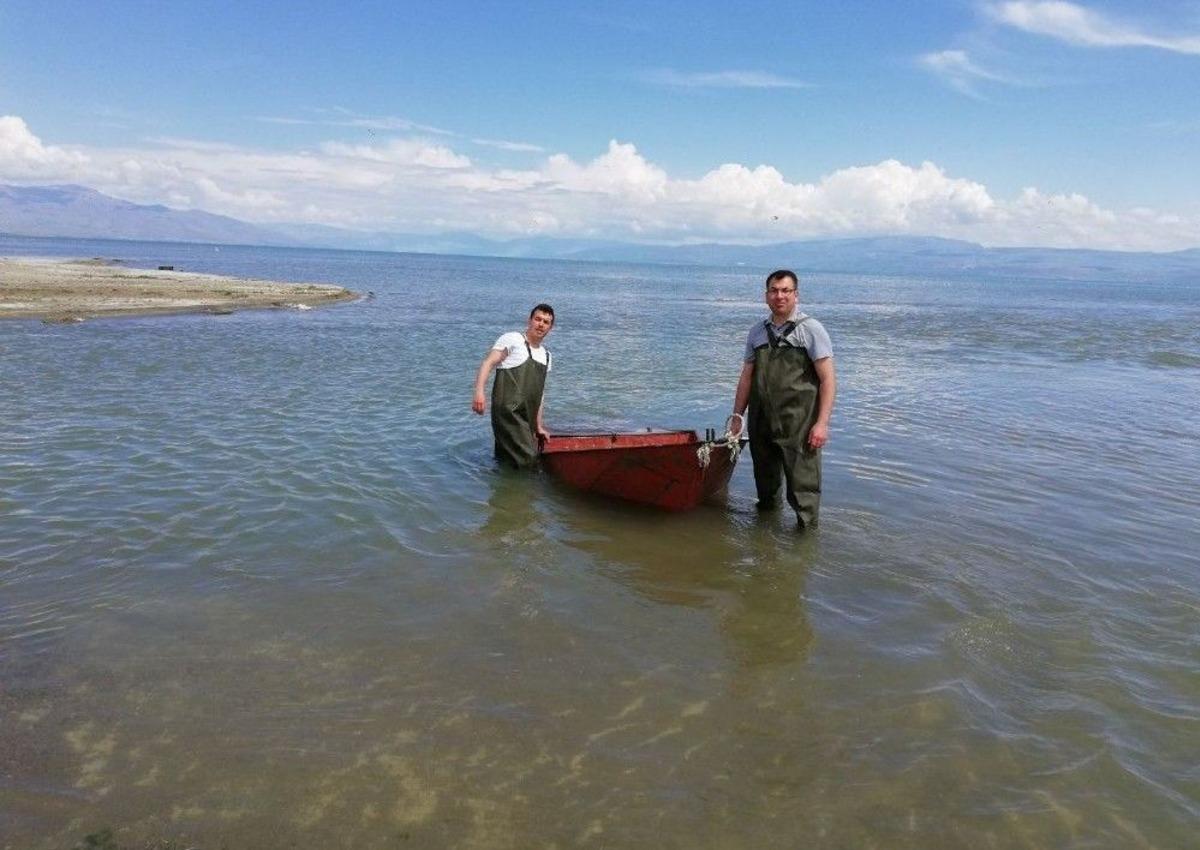 Jandarma, Ka&ccedil;ak Avcılıkta Kullanılan Tekneleri Y&uuml;zerek Karaya &Ccedil;ekti