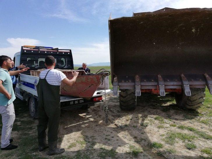 Jandarma, Kaçak Avcılıkta Kullanılan Tekneleri Yüzerek Karaya Çekti G2