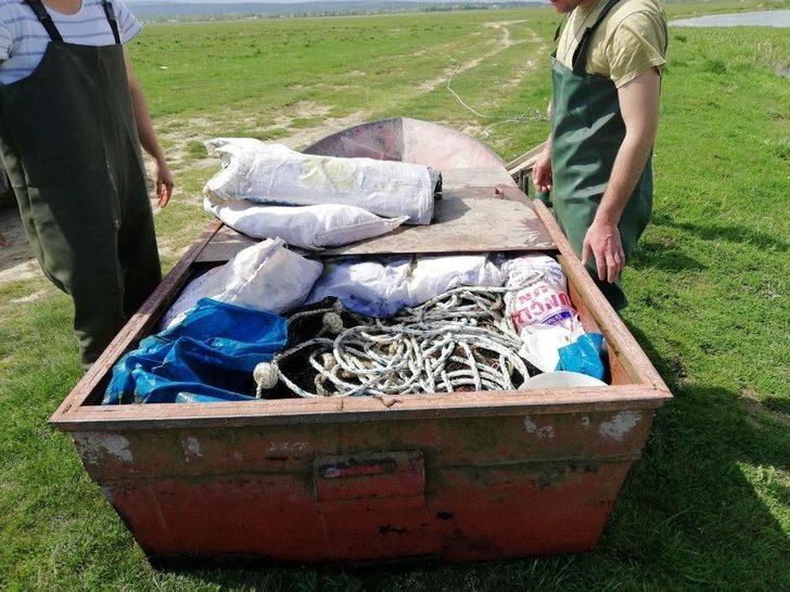 Jandarma, Kaçak Avcılıkta Kullanılan Tekneleri Yüzerek Karaya Çekti G4