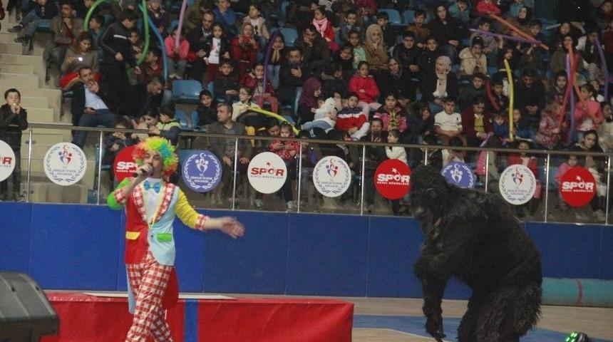 &Uuml;topya Sirki Hakkari&rsquo;de Sahne Aldı