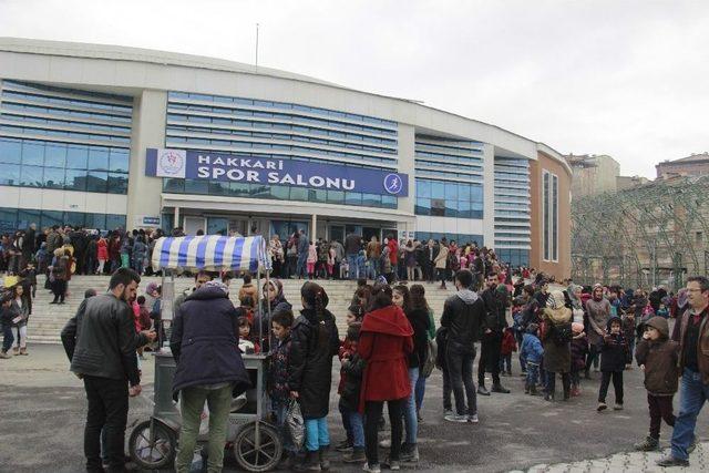 &Uuml;topya Sirki Hakkari&rsquo;de Sahne Aldı 1