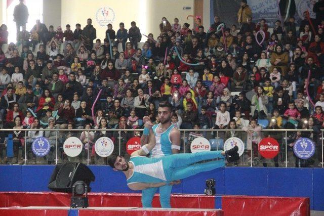 &Uuml;topya Sirki Hakkari&rsquo;de Sahne Aldı 3