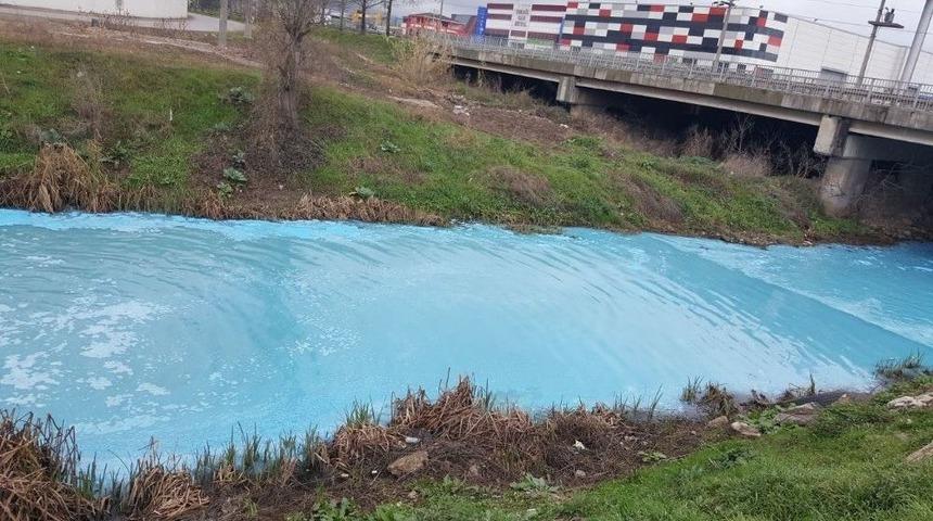 Şehrin G&ouml;beğindeki Dere Maviye Boyandı