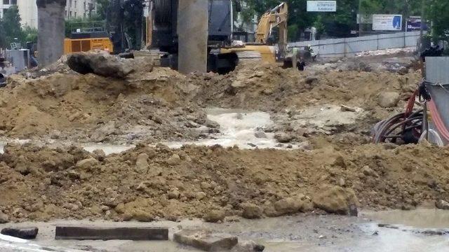 Metro Çalışması Sırasında Su Borusu Patladı