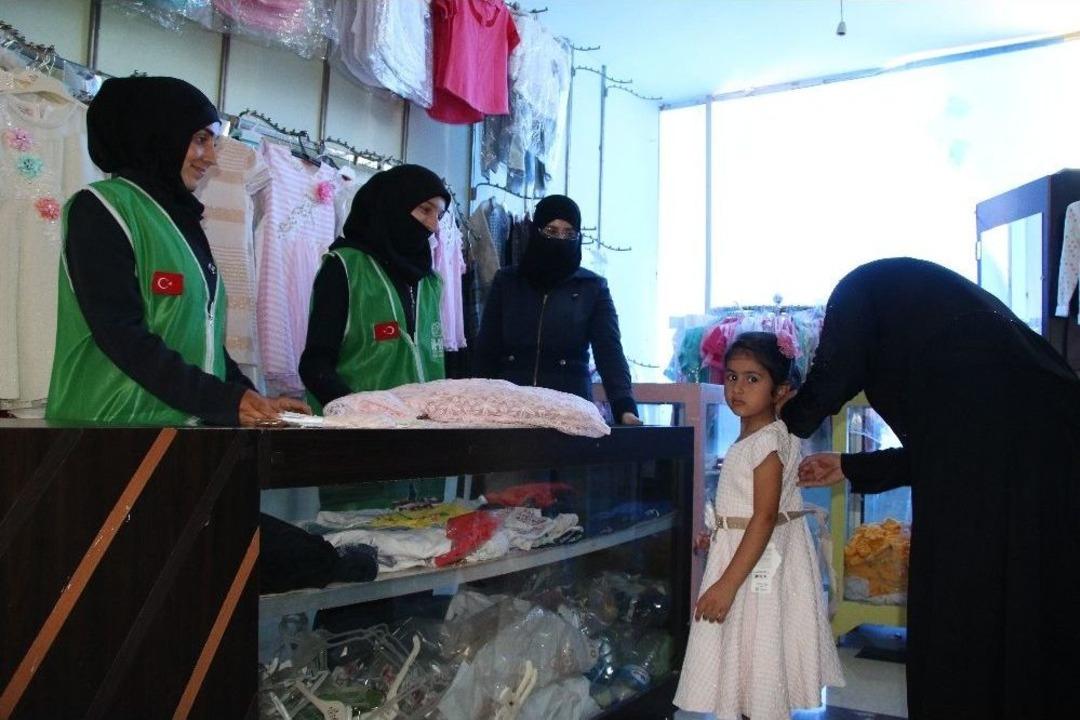 Afrinli Ailelerin Kıyafetleri T&uuml;rkiye&rsquo;den