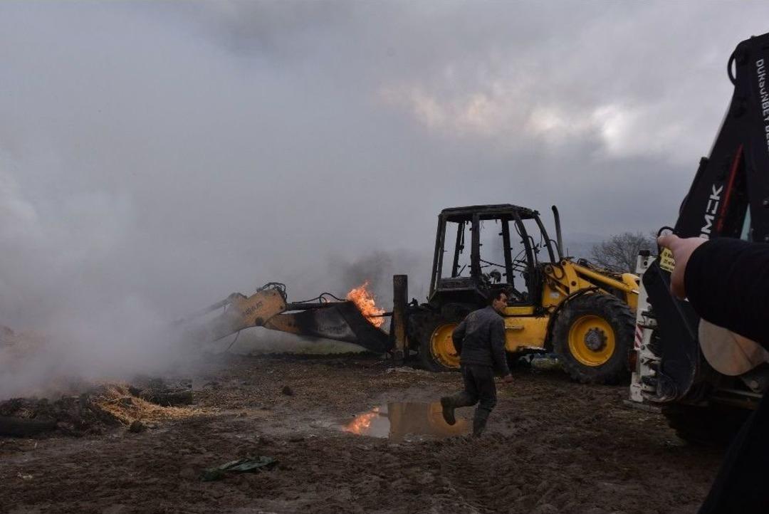 &Ccedil;iftlikte &Ccedil;ıkan Yangında Tonlarca Saman İle İş Makinesi K&uuml;l Oldu