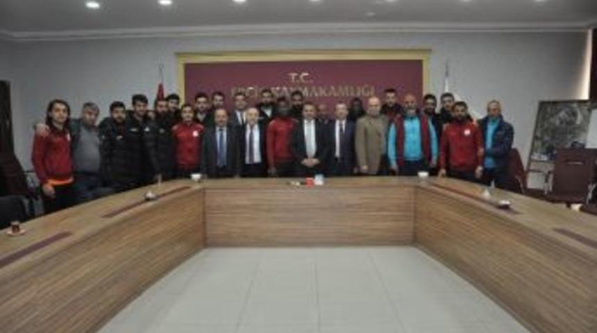 Erciş Gençlik Belediyesporlu Futbolcularından Kaymakam Yaşar’a Ziyaret