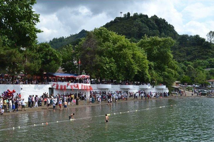 Yağlı Direkten Bayrak Alma Yarışı G1