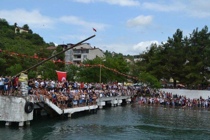 Yağlı Direkten Bayrak Alma Yarışı G2