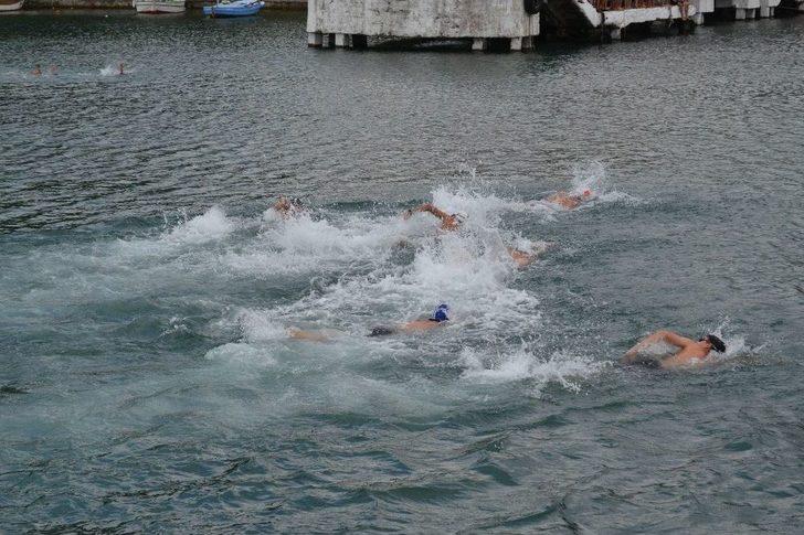 Yağlı Direkten Bayrak Alma Yarışı G4