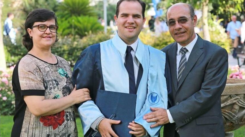 Görme Ve Kısmi İşitme Engelli Genç 3,5 Yılda Hukuk Fakültesini Bitirdi