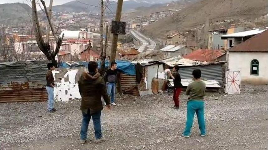 Hakkarili Çocuklar Başkan Epcim’den Basketbol Potası İstediler